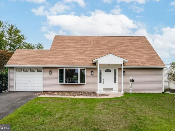 95 Junewood Dr, Levittown, PA 19055