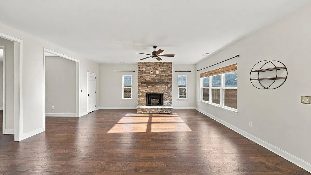 5 bed, 4.5 bath, 4246 sqft, $3,500 — Photo 3