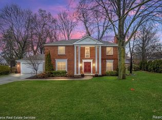 60 Stonehurst Rd, Grosse Pointe Shores, MI 48236