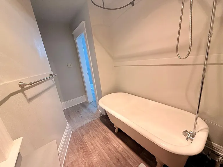 Farrah Apartments: 1 & 2 Bedroom Renovated Units — Photo 21