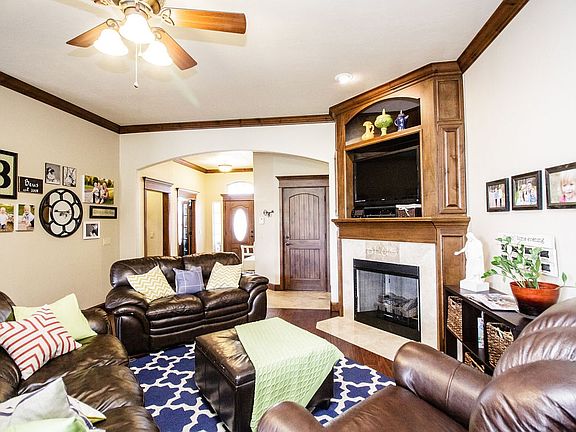 304 Horizon View living room