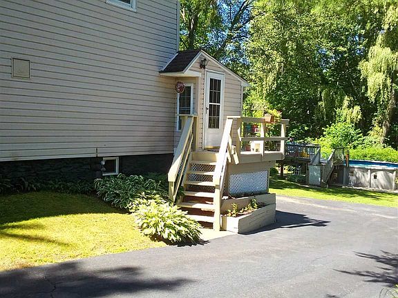 3rd image of 627 Violet Ave