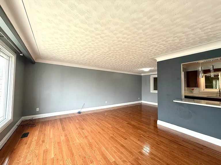 585 Mohawk Rd E — Photo 3