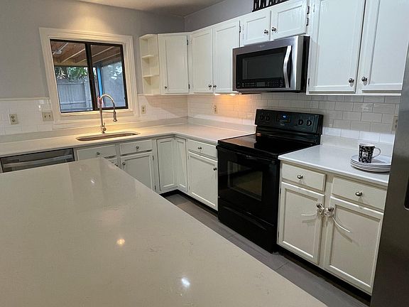 5th image of 663 Holbrook Cir