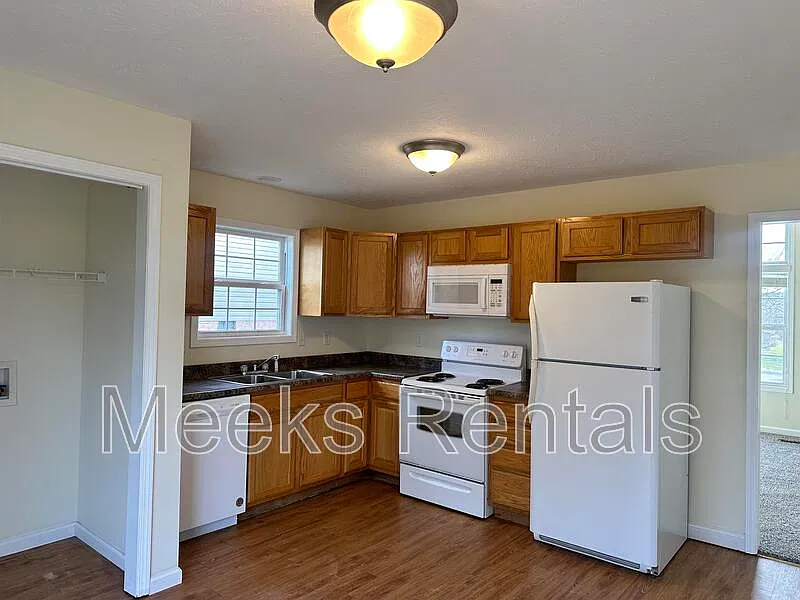 3 bed, 2.0 bath, 1400 sqft, $1,600 — Photo 3