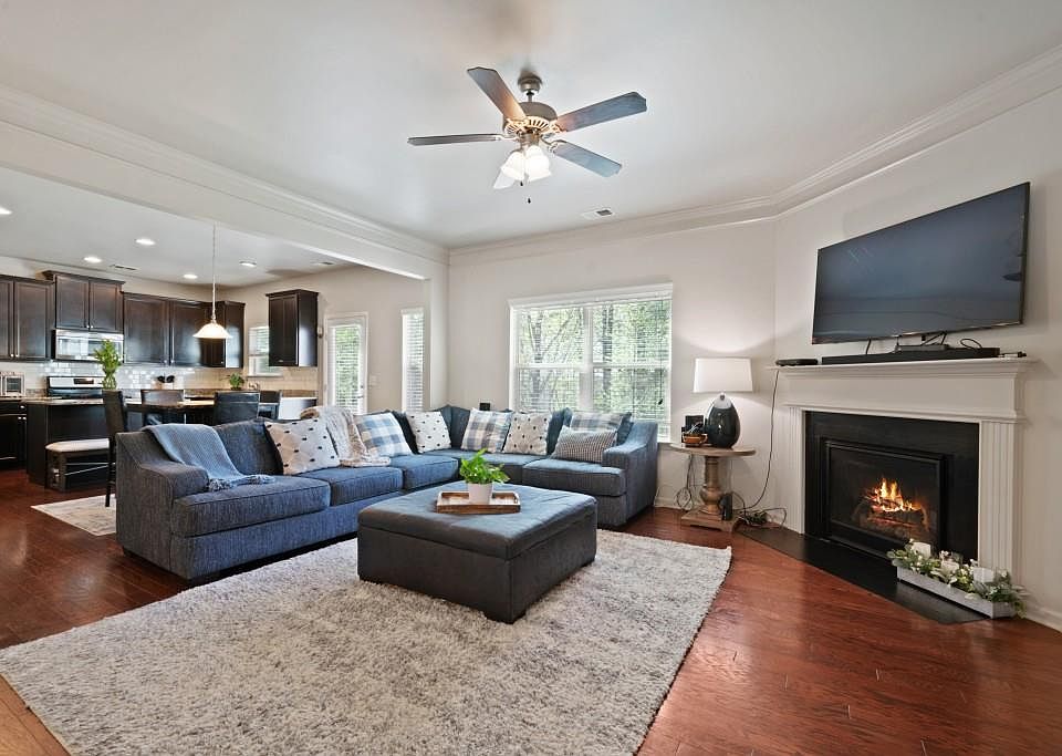 1st image of 702 Wentworth Pl