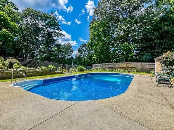 8 Pine Needle Ln, Plymouth, MA 02360