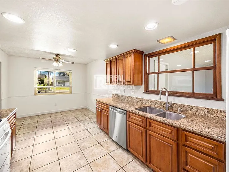 7970 Cambridge Ave — Photo 28