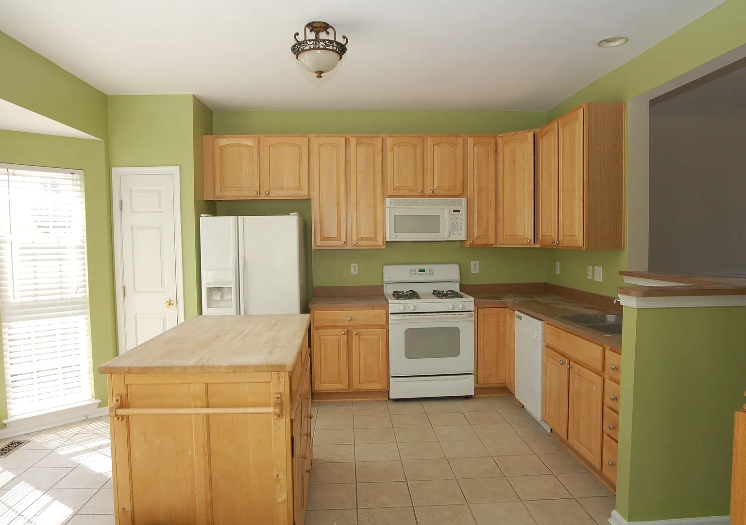 Town Home with Attached Garage — Photo 4