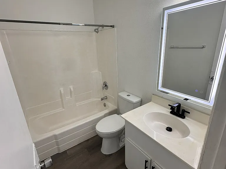 3301 W Harmont Dr #4 — Photo 4