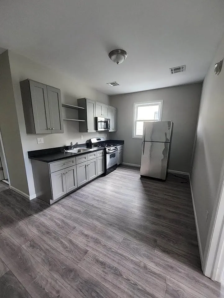 3 bed, $2,300 — Photo 1