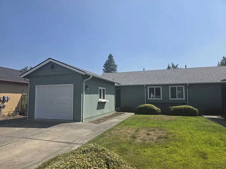 2239 SW Bridge St #A — Photo 1