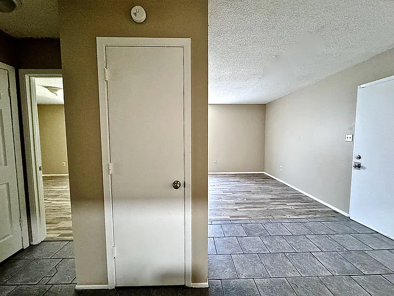 922 W Oak Ave #2 — Photo 7