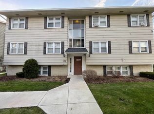 376 W Old Indian Trl APT 8, Aurora, IL 60506