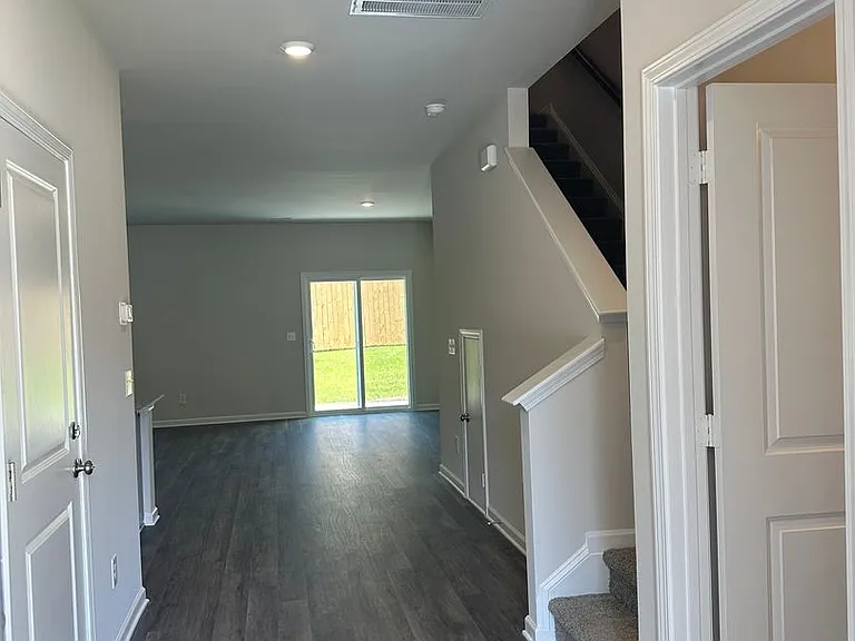 331 S Lake Ct — Photo 2