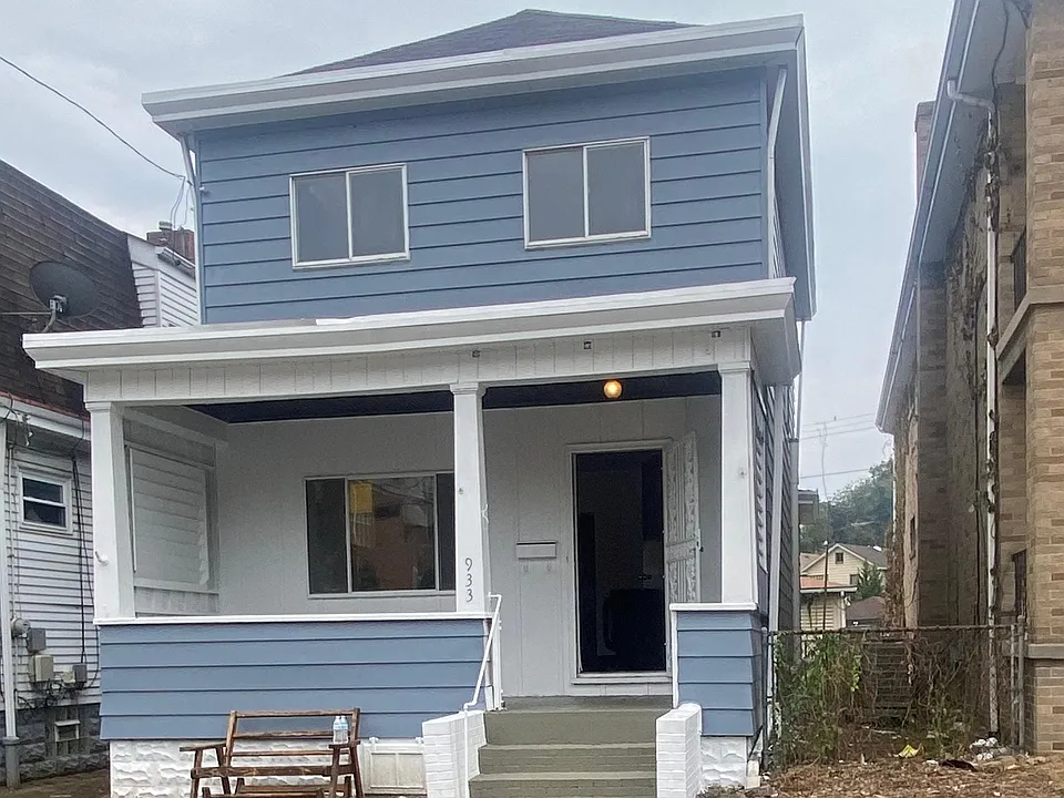 933 Russellwood Ave