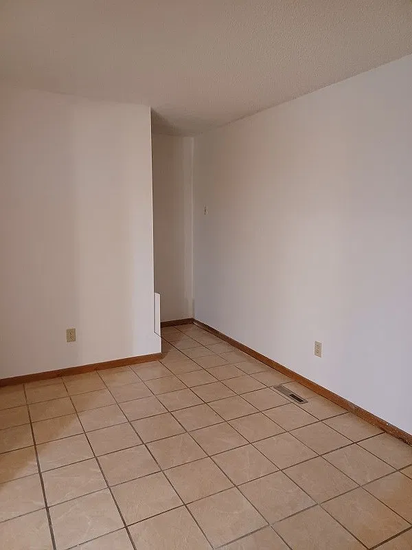 3 bed, 1.5 bath, 1000 sqft, $2,400 — Photo 2
