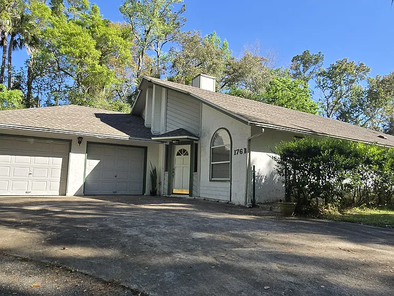 176 N Roscoe Blvd — Photo 1