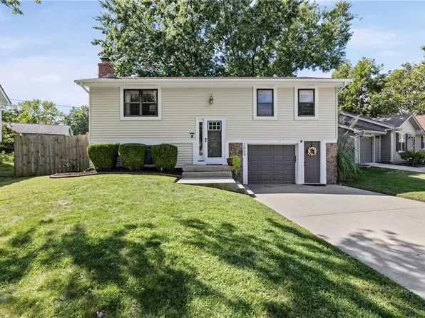 2009 E Arrowhead Dr, Olathe, KS 66062