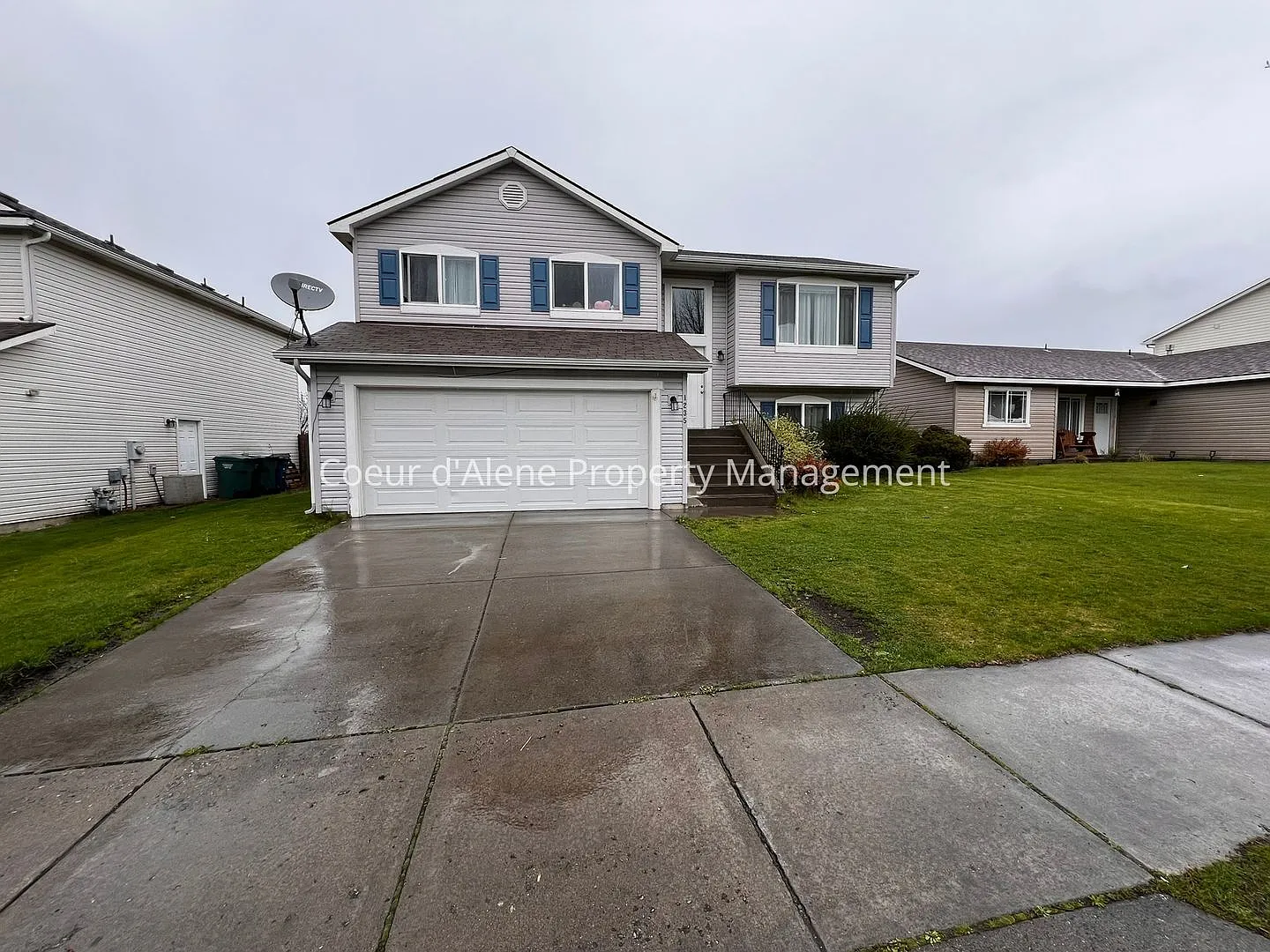 Updated split level home in Montrose — Photo 2