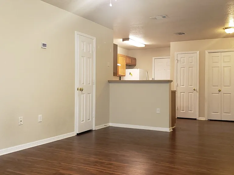 811B Industrial Ave — Photo 2