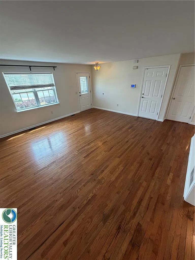 3 bed, 2.5 bath, 2260 sqft, $2,995 — Photo 3