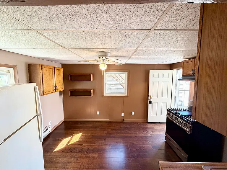 102 E Middle St — Photo 5
