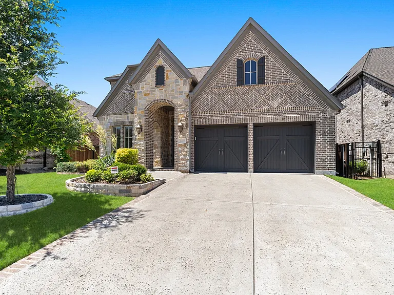 740 Dover Dr — Photo 2