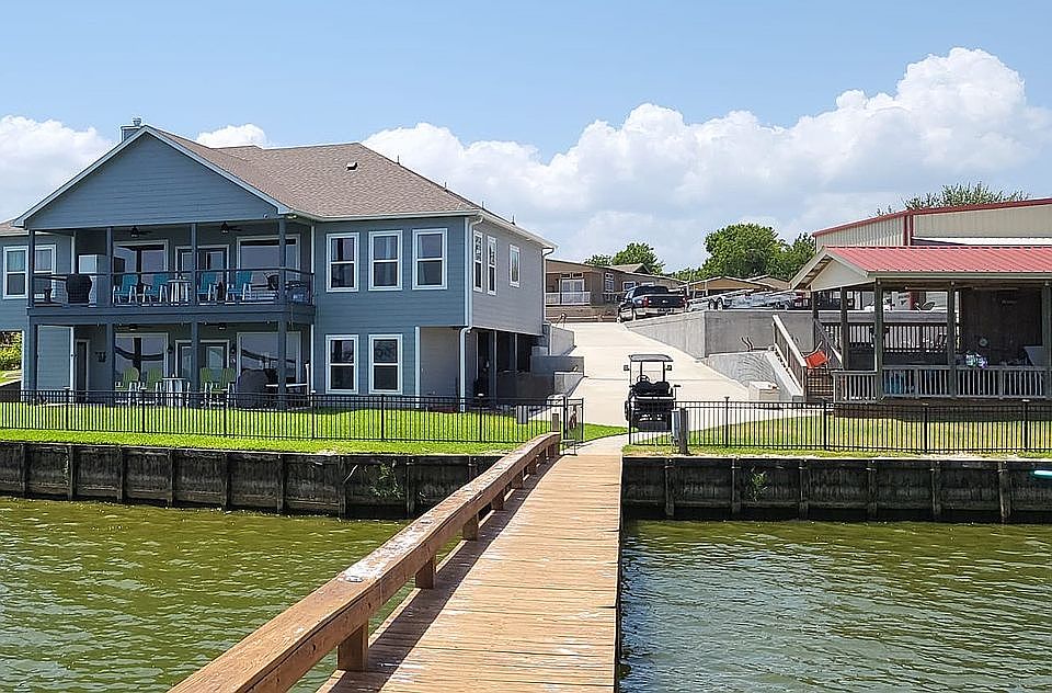 2nd image of 640 Lagoon Dr