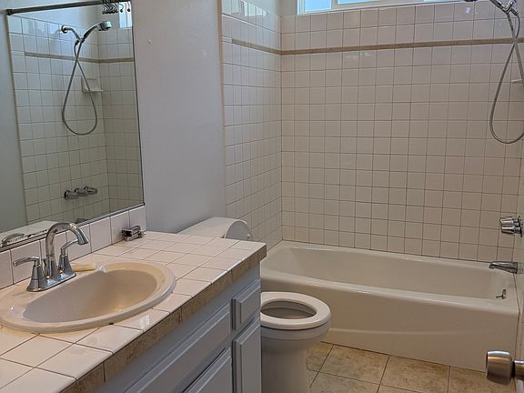 3rd image of 635 Westmount Dr APT 2