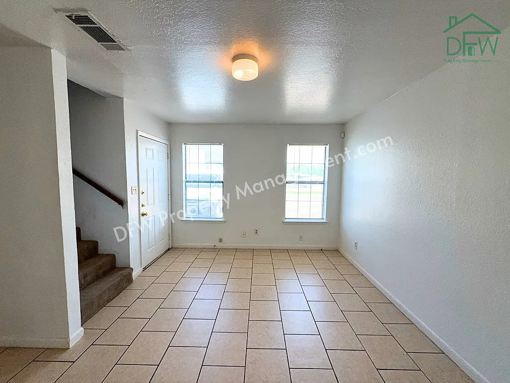 2 bed, 1.5 bath, 887 sqft, $1,295 — Photo 2