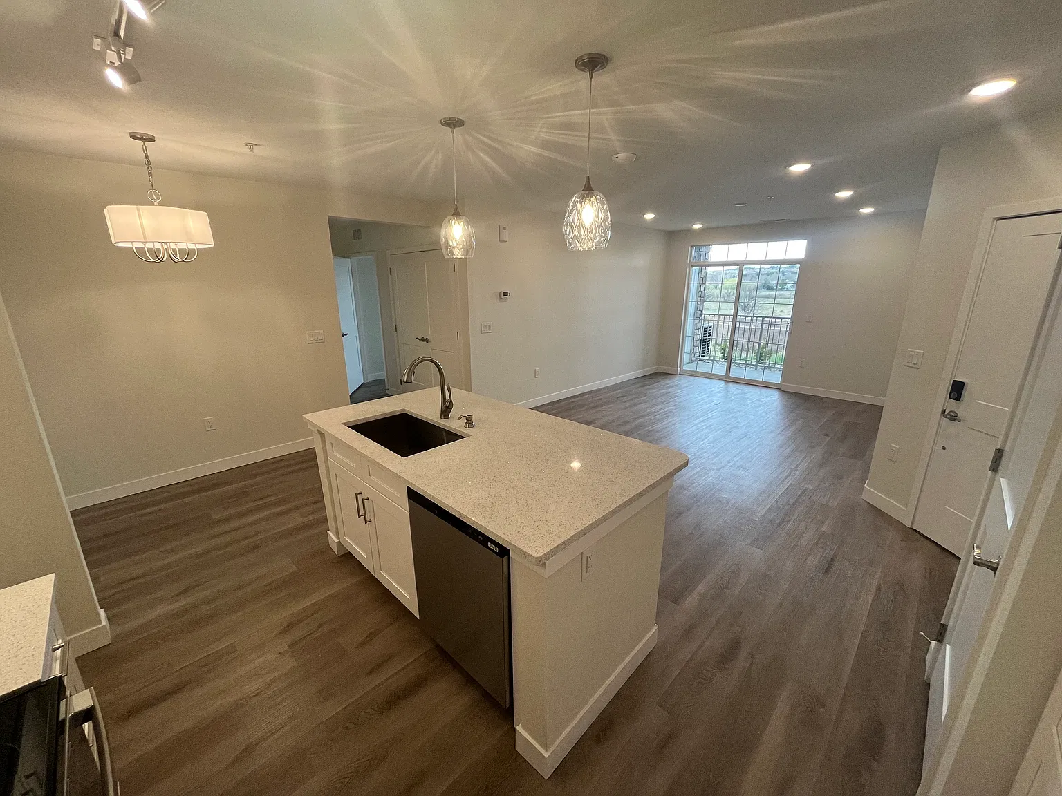 2 bed, 1084 sqft, $2,100 — Photo 4