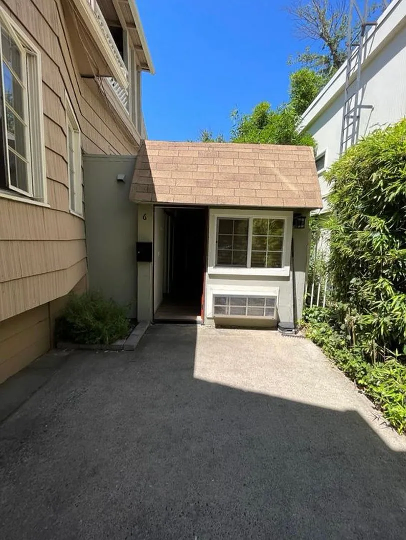 2727 i St — Photo 2
