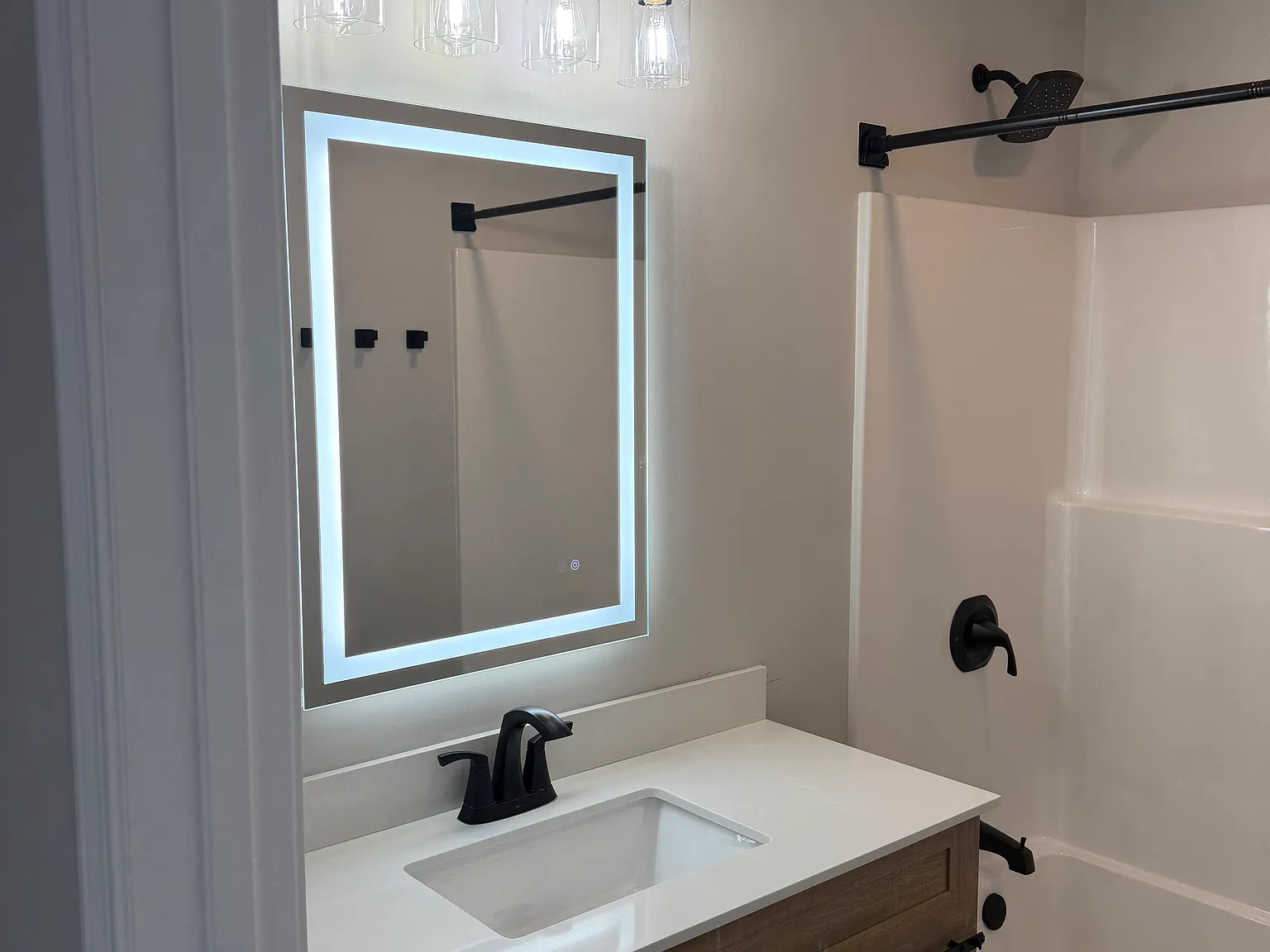 3 bed, 850 sqft, $2,850 — Photo 2