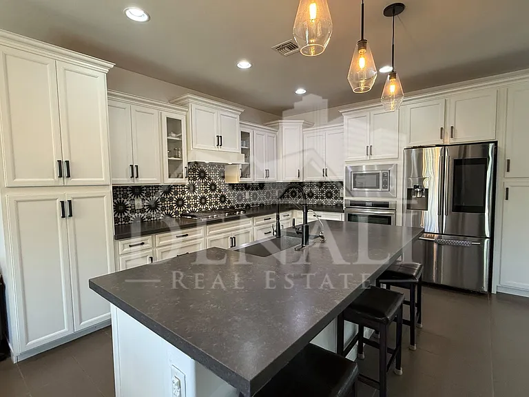 1729 W Myrna Ln — Photo 8