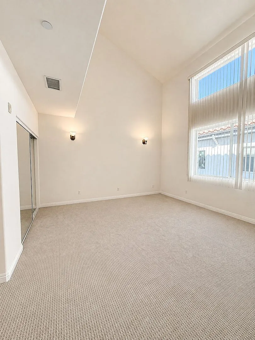 Large 3-bedroom 2.5 bath Condo style living in the heart of Sherman Oaks — Photo 4