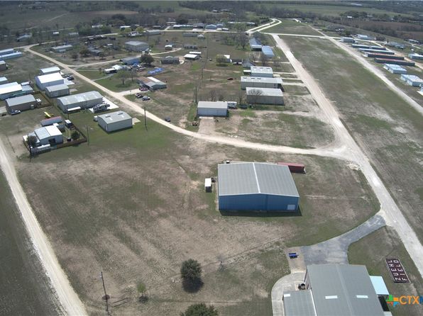 305 Windsock Ln, Marion, TX 78124