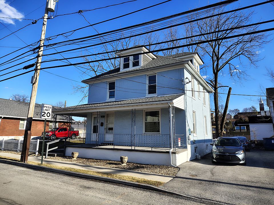 Street view. 2nd and 3rd floors for this apartment
