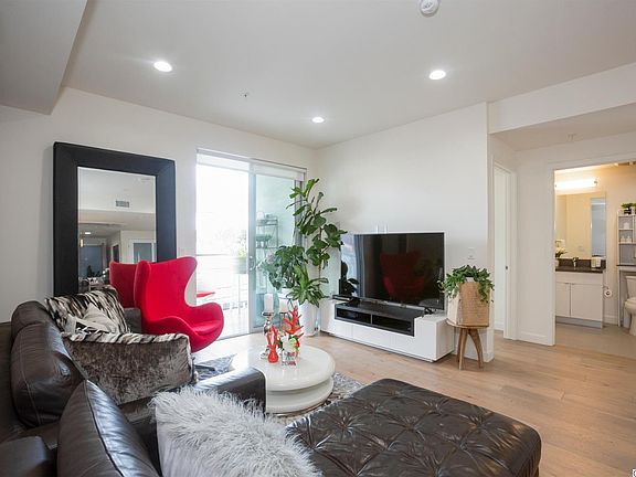 5th image of 105 S Mariposa Ave APT 304