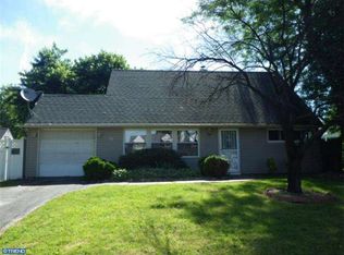 30 Queensbridge Rd, Levittown, PA 19057