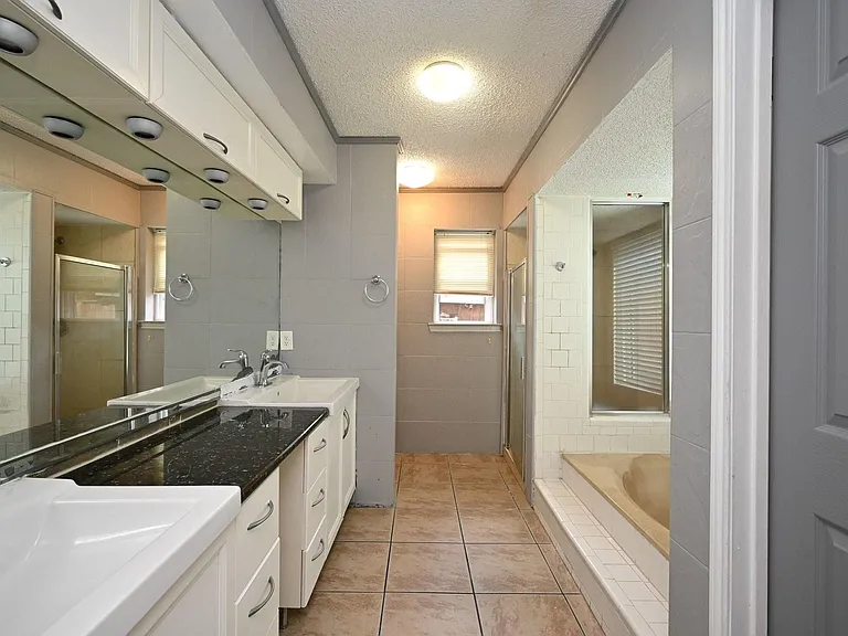 13102 Richmond Ave — Photo 20
