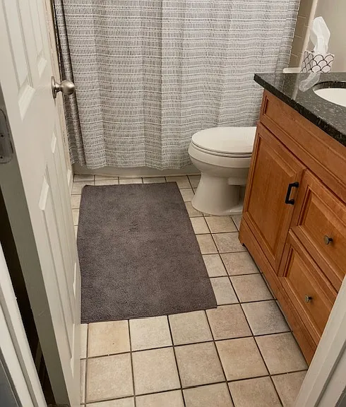 Full bathroom tub and shower head