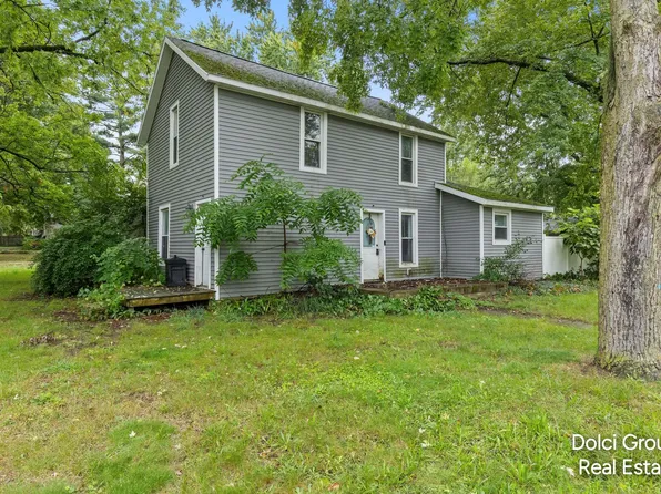 404 Pine St, Howard City, MI 49329
