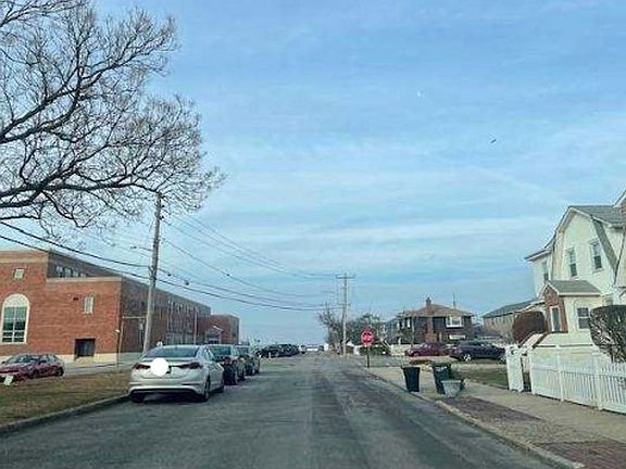 Exterior Neighborhood (street photo)