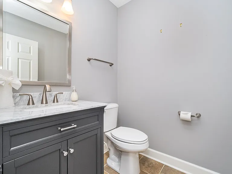 13738 Roswell Dr — Photo 16