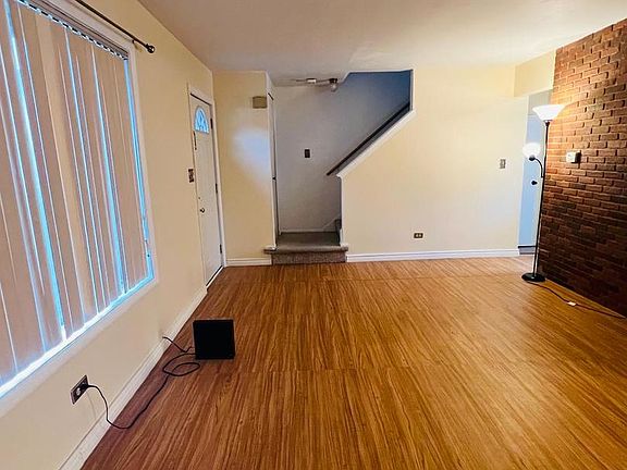 5th image of 18W217 Standish Ln