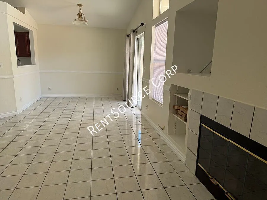 3 Bed, 2 Bath House for Rent in Palmdale — Photo 3