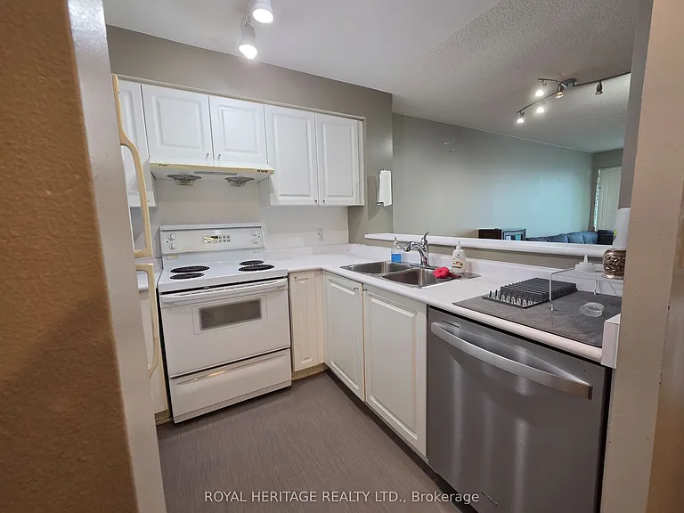 11 Lee Centre Dr #2212 — Photo 9