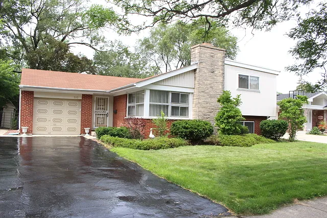 893 E Huntington Ln photo 1