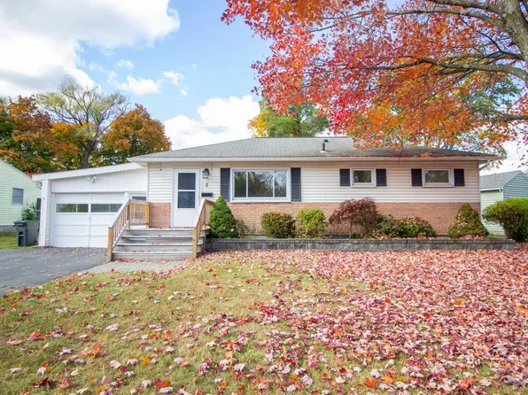 5 Huckleberry Ln, Albany, NY 12205